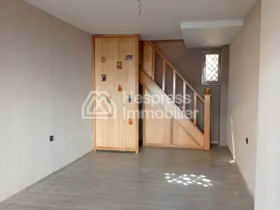 Commercial shop of 23 m² plus the Mz for 8000dh