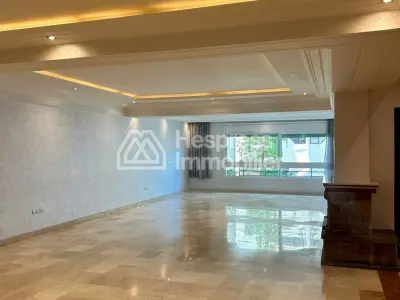 شقة واسعة وفاخرة جداً للإيجار