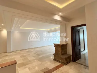 شقة واسعة وفاخرة جداً للإيجار