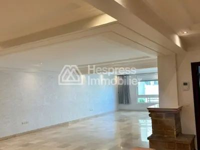 شقة واسعة وفاخرة جداً للإيجار