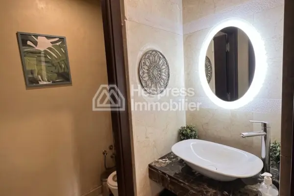 Luxurious 3-bedroom apartment with no overlooking neighbors.
