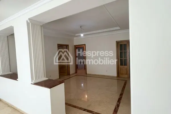 Empty 3-bedroom apartment on Boulevard Anfa