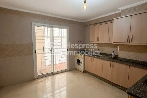 Empty 3-bedroom apartment on Boulevard Anfa