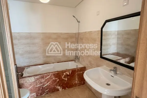 Empty 3-bedroom apartment on Boulevard Anfa