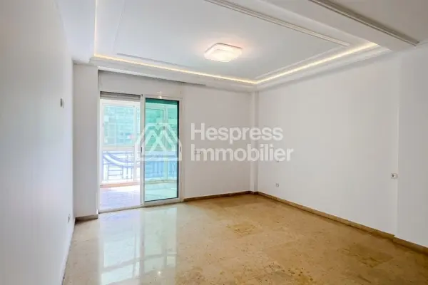 Empty 3-bedroom apartment on Boulevard Anfa
