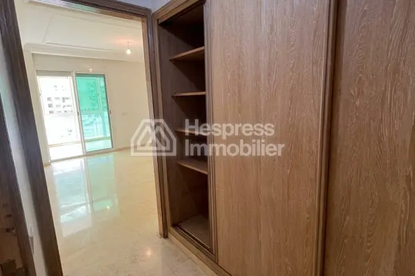 Empty 3-bedroom apartment on Boulevard Anfa