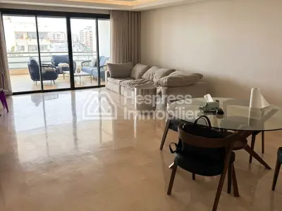 شقة غير مفروشة بإطلالة على البحر للإيجار في عين الذئاب