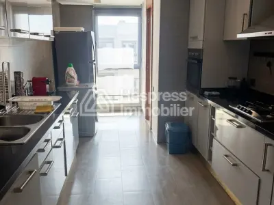 شقة غير مفروشة بإطلالة على البحر للإيجار في عين الذئاب