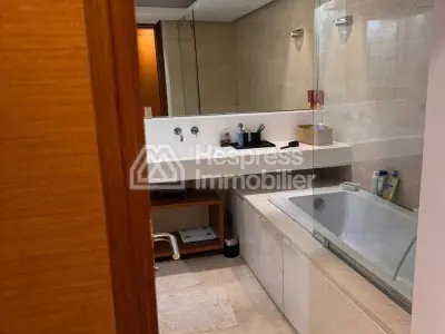 شقة غير مفروشة بإطلالة على البحر للإيجار في عين الذئاب
