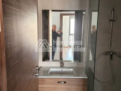شقة بسيطة في مركز المدينة بإطلالة مفتوحة على مركز أيريا التجاري