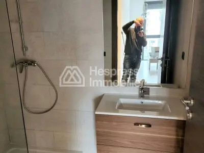 شقة بسيطة في مركز المدينة بإطلالة مفتوحة على مركز أيريا التجاري