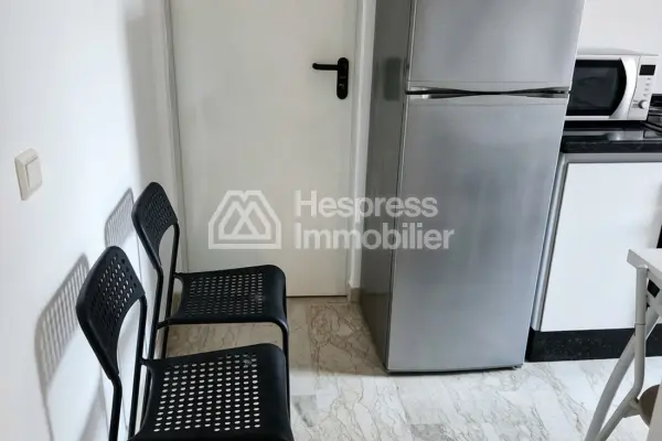 Studio spacieux et lumineux avec cuisine fermée