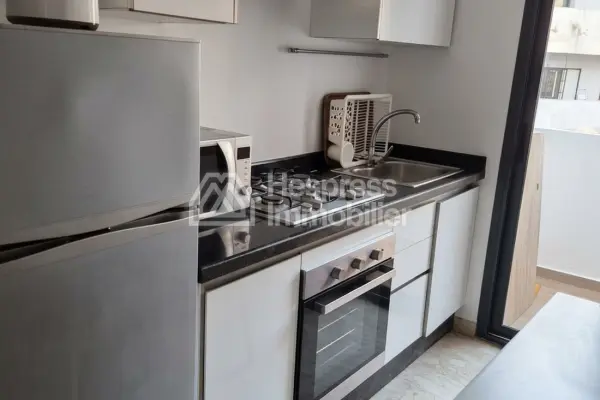 Studio spacieux et lumineux avec cuisine fermée