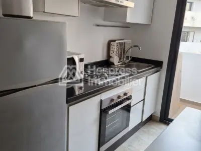 Studio spacieux et lumineux avec cuisine fermée