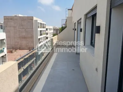 شقة حديثة جديدة مع تراس للإيجار في منزل ريفي بريتوني