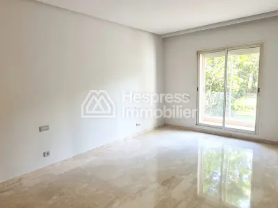 شقة مع مساحة خارجية وحديقة المعاريف