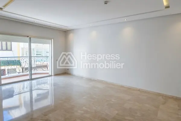 شقة مع مساحة خارجية وحديقة المعاريف