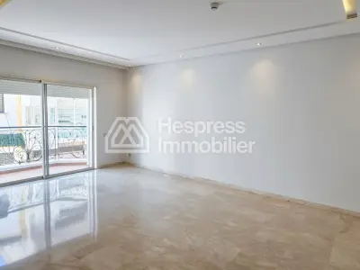 شقة مع مساحة خارجية وحديقة المعاريف