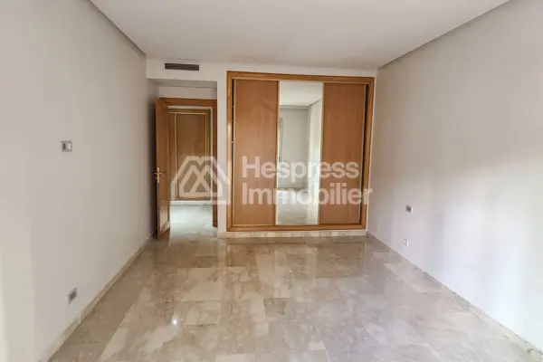 شقة مع مساحة خارجية وحديقة المعاريف