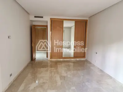 شقة مع مساحة خارجية وحديقة المعاريف