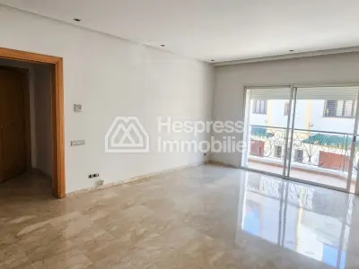 شقة مع مساحة خارجية وحديقة المعاريف
