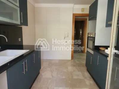 شقة مع مساحة خارجية وحديقة المعاريف