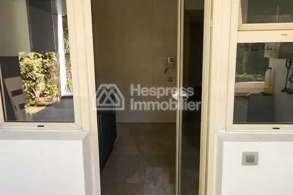 شقة مع مساحة خارجية وحديقة المعاريف