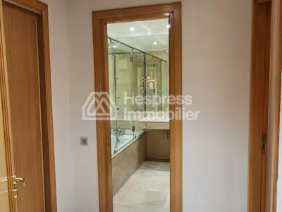 شقة مع مساحة خارجية وحديقة المعاريف