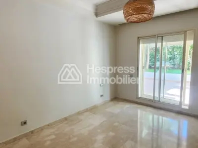 شقة مع مساحة خارجية وحديقة المعاريف