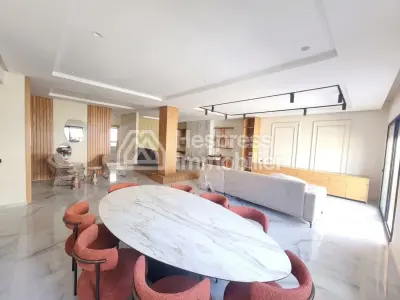 سطح مبنى ثلاثي نادر بتصميم مثلث ذهبي عصري