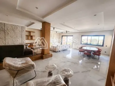 سطح مبنى ثلاثي نادر بتصميم مثلث ذهبي عصري