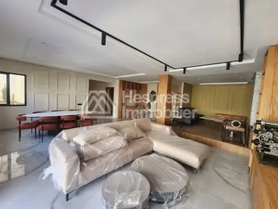 سطح مبنى ثلاثي نادر بتصميم مثلث ذهبي عصري
