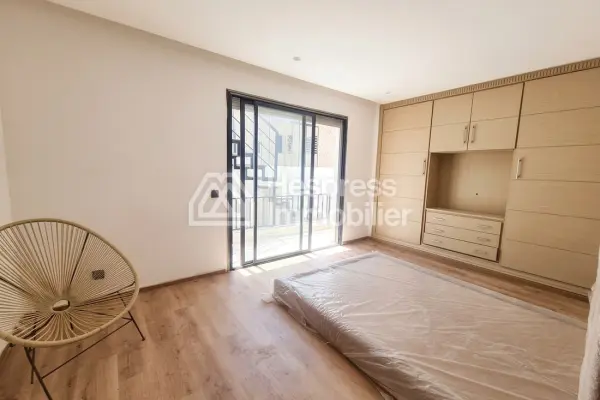 Rare Triplex plein Triangle d'or moderne ROOFTOP