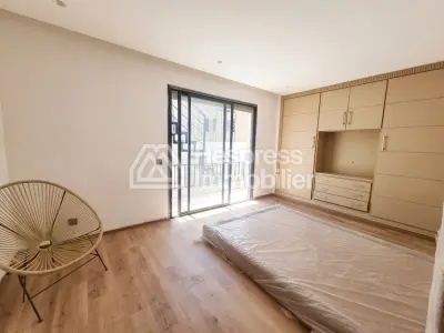 سطح مبنى ثلاثي نادر بتصميم مثلث ذهبي عصري
