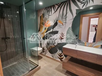 سطح مبنى ثلاثي نادر بتصميم مثلث ذهبي عصري