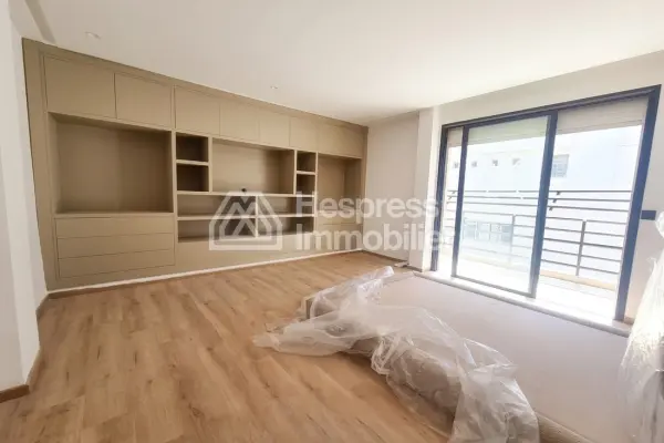 Rare Triplex plein Triangle d'or moderne ROOFTOP