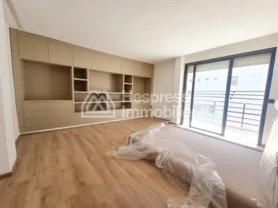 سطح مبنى ثلاثي نادر بتصميم مثلث ذهبي عصري