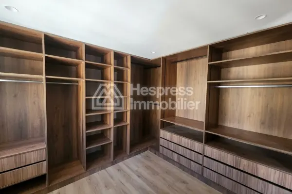 Rare Triplex plein Triangle d'or moderne ROOFTOP