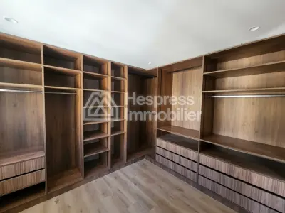 سطح مبنى ثلاثي نادر بتصميم مثلث ذهبي عصري