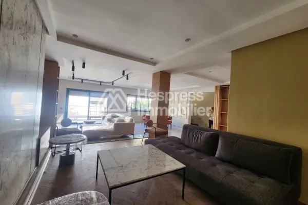 Rare Triplex plein Triangle d'or moderne ROOFTOP