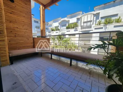 سطح مبنى ثلاثي نادر بتصميم مثلث ذهبي عصري