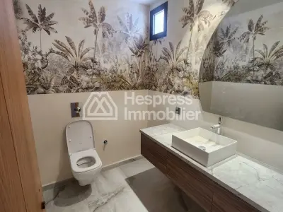 سطح مبنى ثلاثي نادر بتصميم مثلث ذهبي عصري