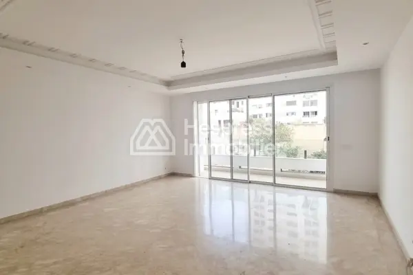 شقة عصرية جميلة مليئة بالمساحات الخارجية راسين للإيجار