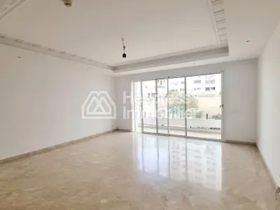 شقة عصرية جميلة مليئة بالمساحات الخارجية راسين للإيجار