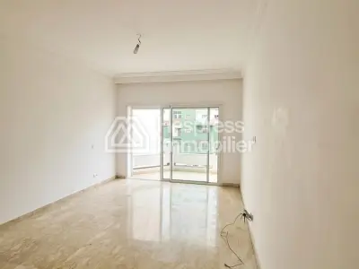 شقة عصرية جميلة مليئة بالمساحات الخارجية راسين للإيجار