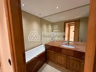 شقة مركزية جميلة للإيجار في راسين