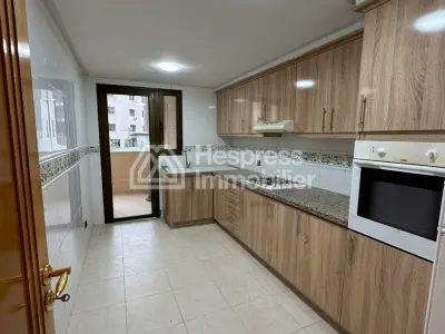 شقة مركزية جميلة للإيجار في راسين