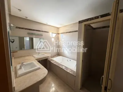 Villa propre et ensoleillée en résidence à vendre