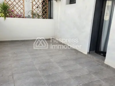 شقة استوديو كبيرة وجديدة تمامًا مع تراس وصالة رياضية للإيجار في غوتييه