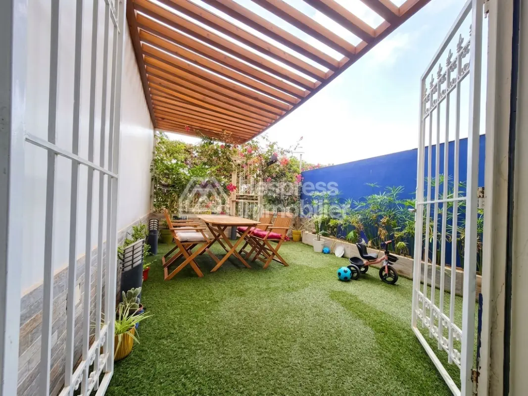 شقة مُجددة مع حديقة خاصة في مجمع سكني مسوّر في كاليفورنيا